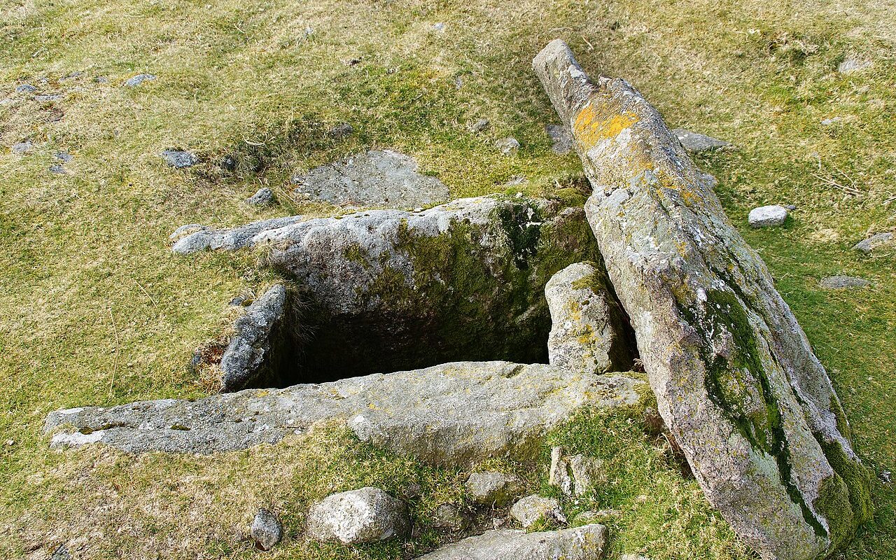 Remarkable discovery: Bronze Age burial chamber revealed in UK